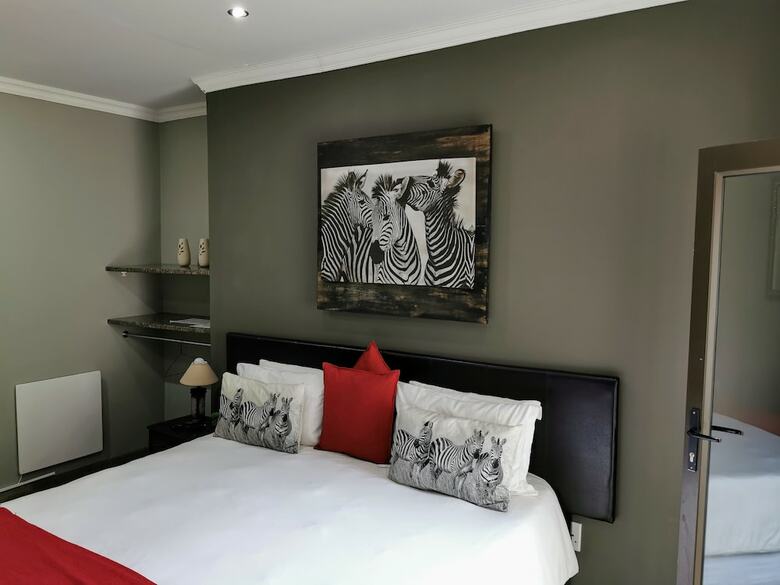 Hotel Aerotropolis Guest Lodge