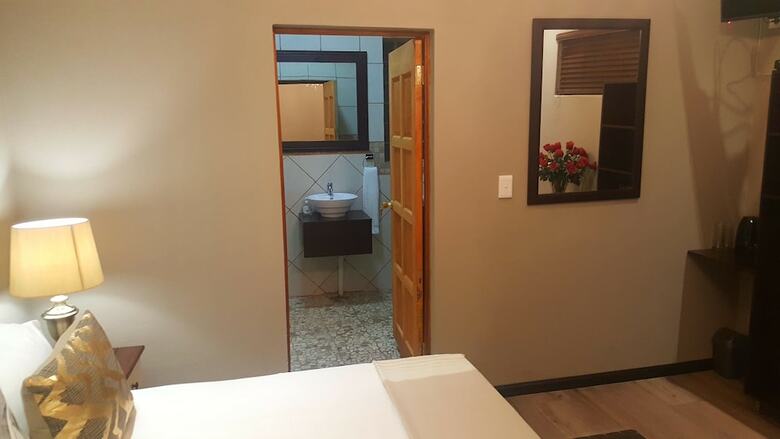 Hotel Aerotropolis Guest Lodge