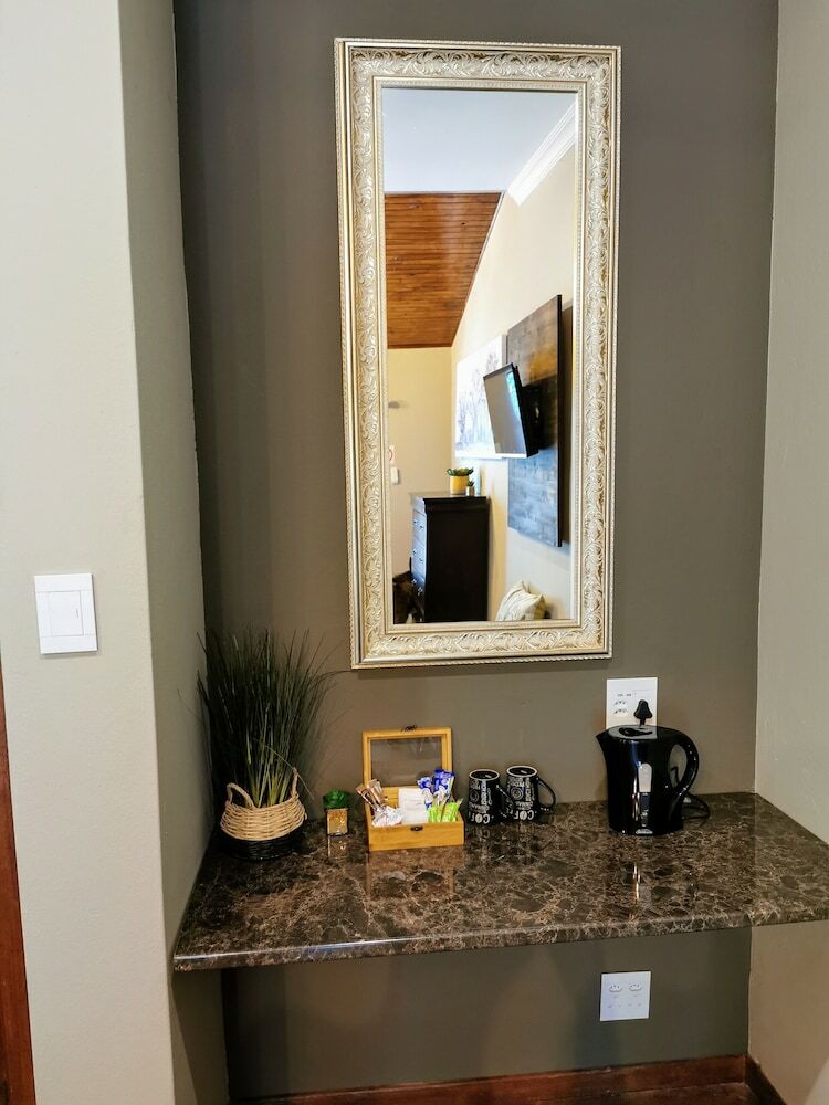 Hotel Aerotropolis Guest Lodge