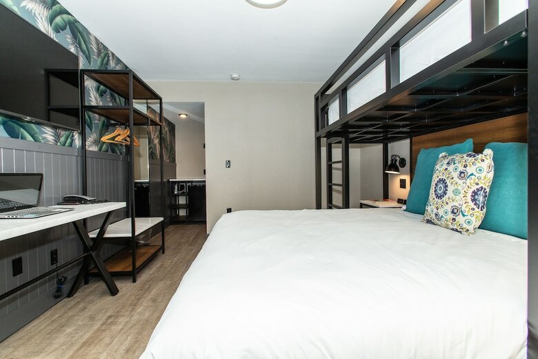 Magnolia Tree Hotel