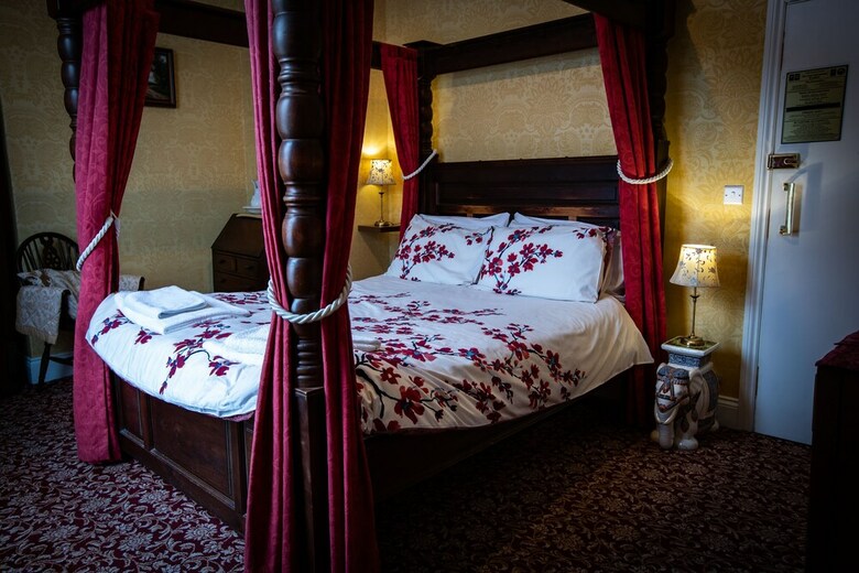 Raincliffe Hotel