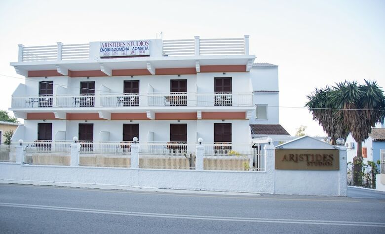 Aparthotel Aristides Studios