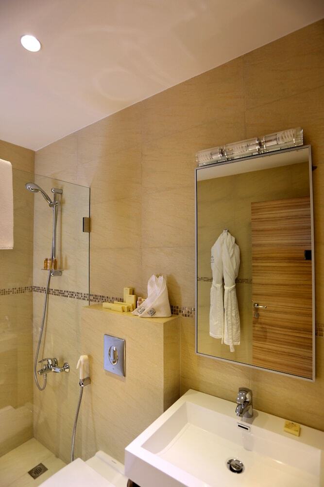 Mist Hotel And Spa By Warwick