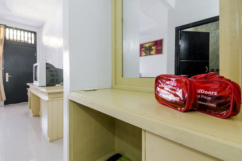 Hotel Reddoorz @ Poppies Lane 1
