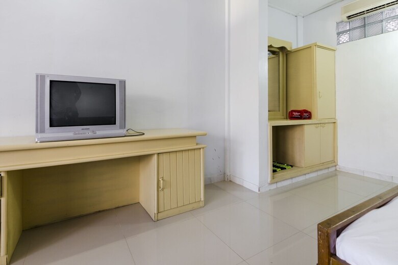 Hotel Reddoorz @ Poppies Lane 1
