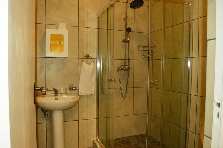Hotel Crystal Rose Lodge