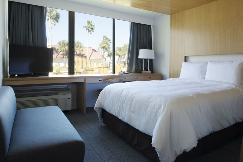 West Wing Hotel, Ascend Hotel Collection