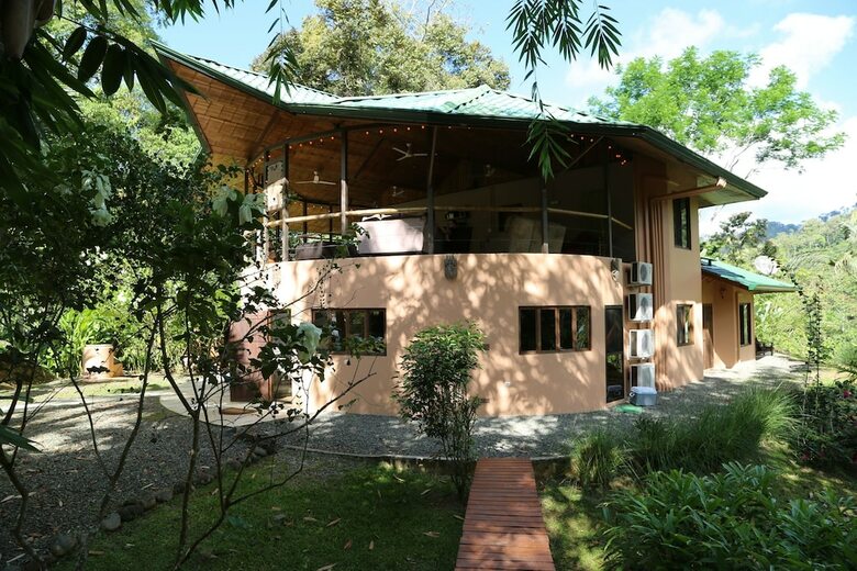 Hotel Manoas Luxury Camping And Villa Rentals