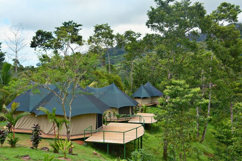 Hotel Manoas Luxury Camping And Villa Rentals