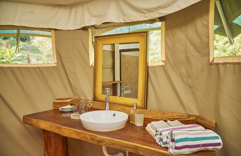 Hotel Manoas Luxury Camping And Villa Rentals