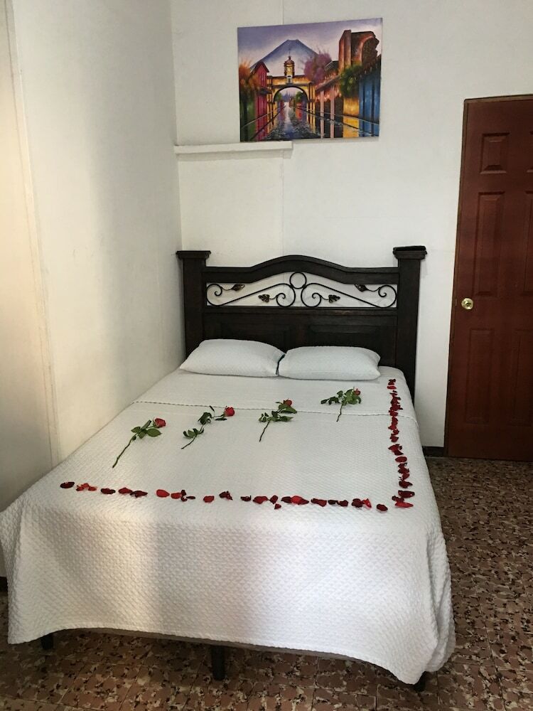 Hostal Feathers Hotel And Lounge
