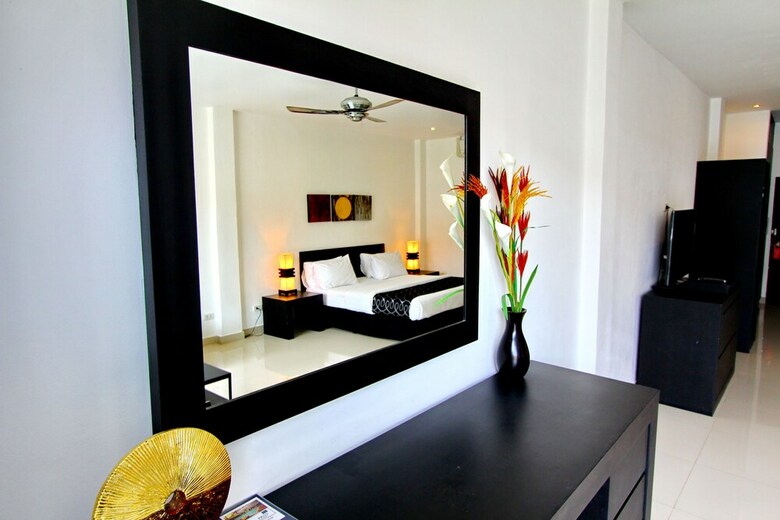 Hotel East Suites