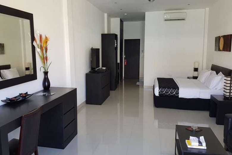 Hotel East Suites