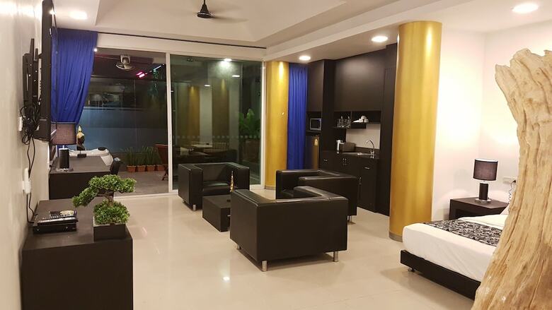Hotel East Suites