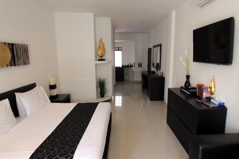 Hotel East Suites