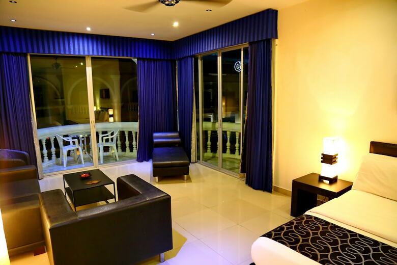 Hotel East Suites