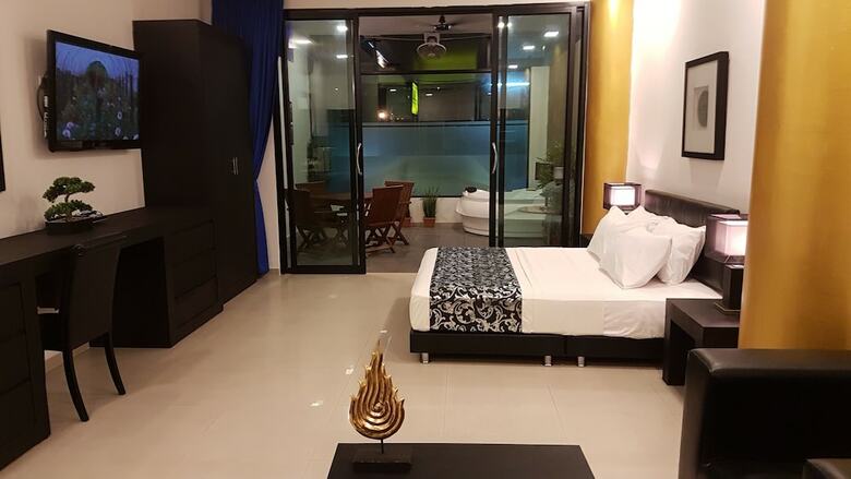 Hotel East Suites