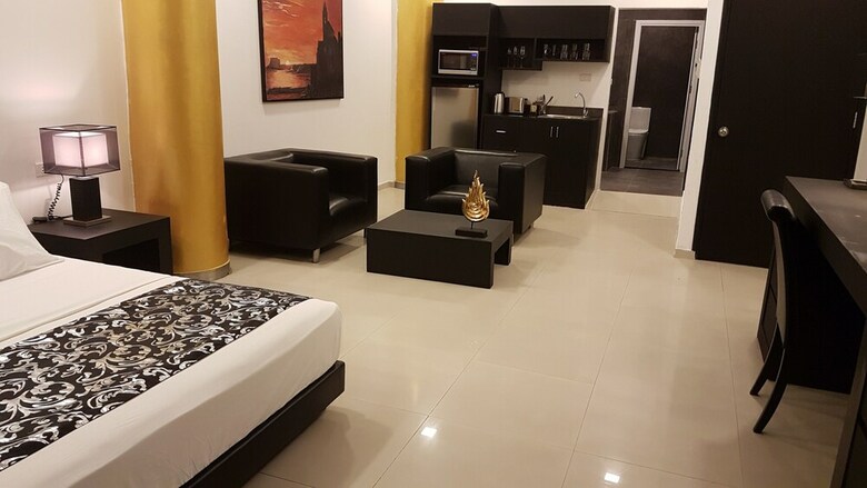 Hotel East Suites