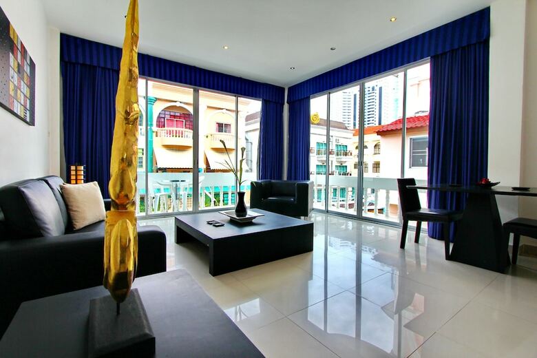 Hotel East Suites