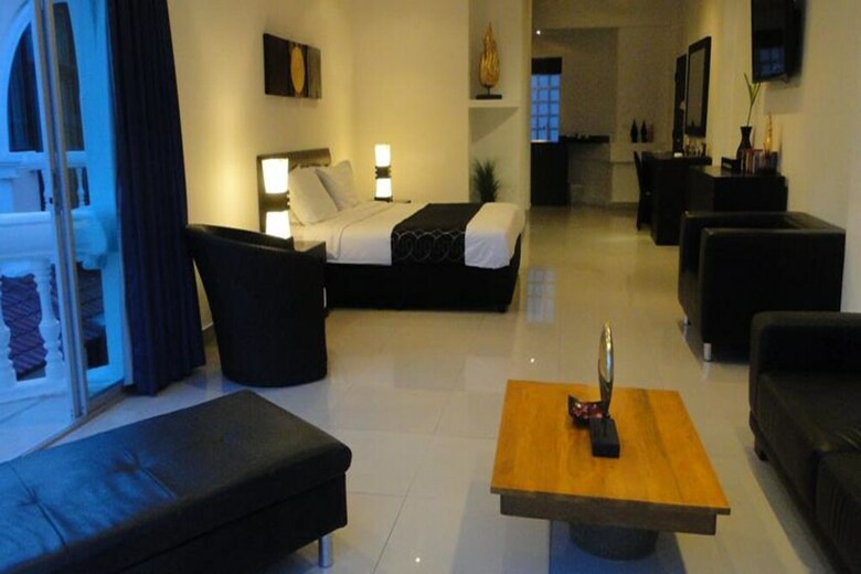Hotel East Suites