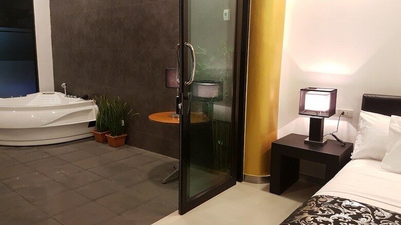 Hotel East Suites