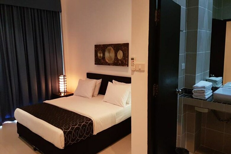 Hotel East Suites