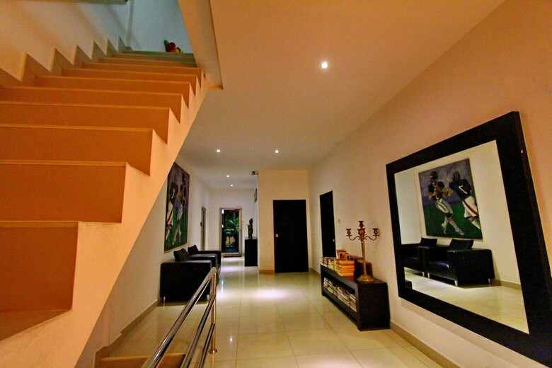 Hotel East Suites