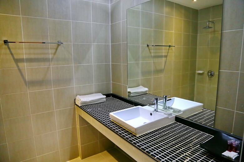 Hotel East Suites