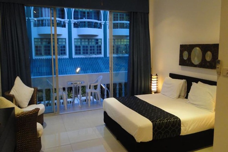 Hotel East Suites