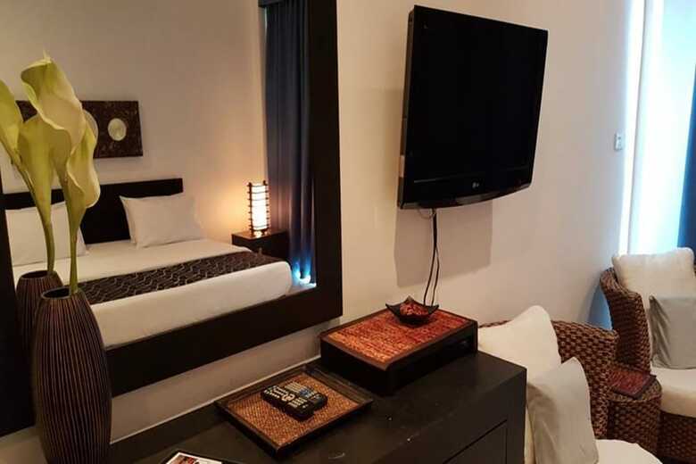 Hotel East Suites