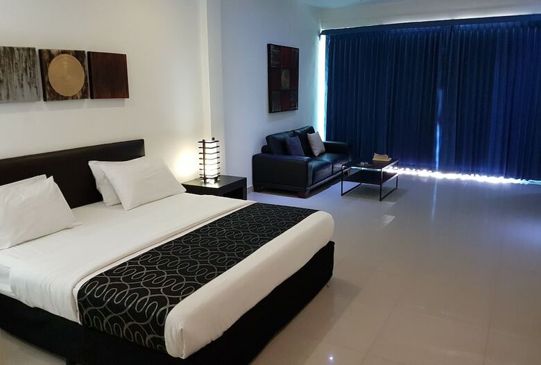 Hotel East Suites
