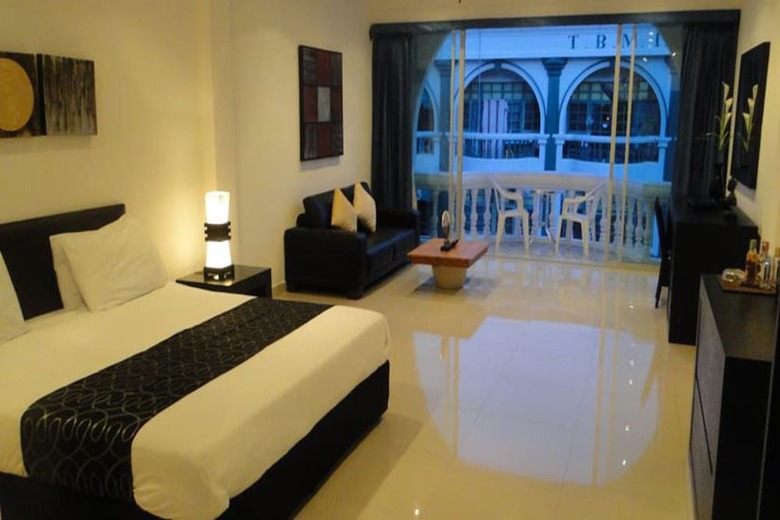 Hotel East Suites