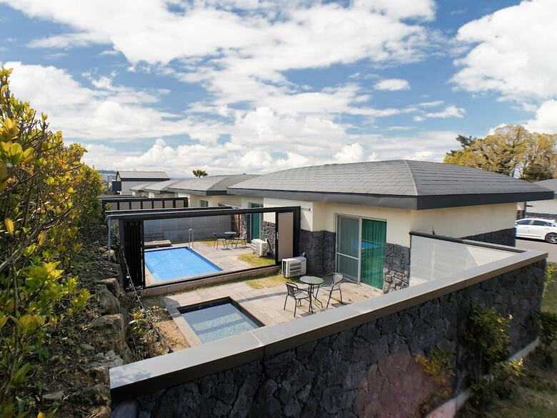 Pool & Villa Sorang