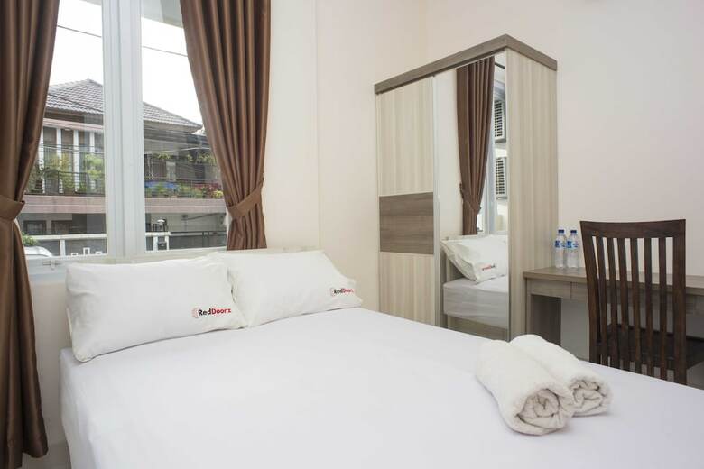 Hotel Reddoorz @ Anggrek Radio Dalam