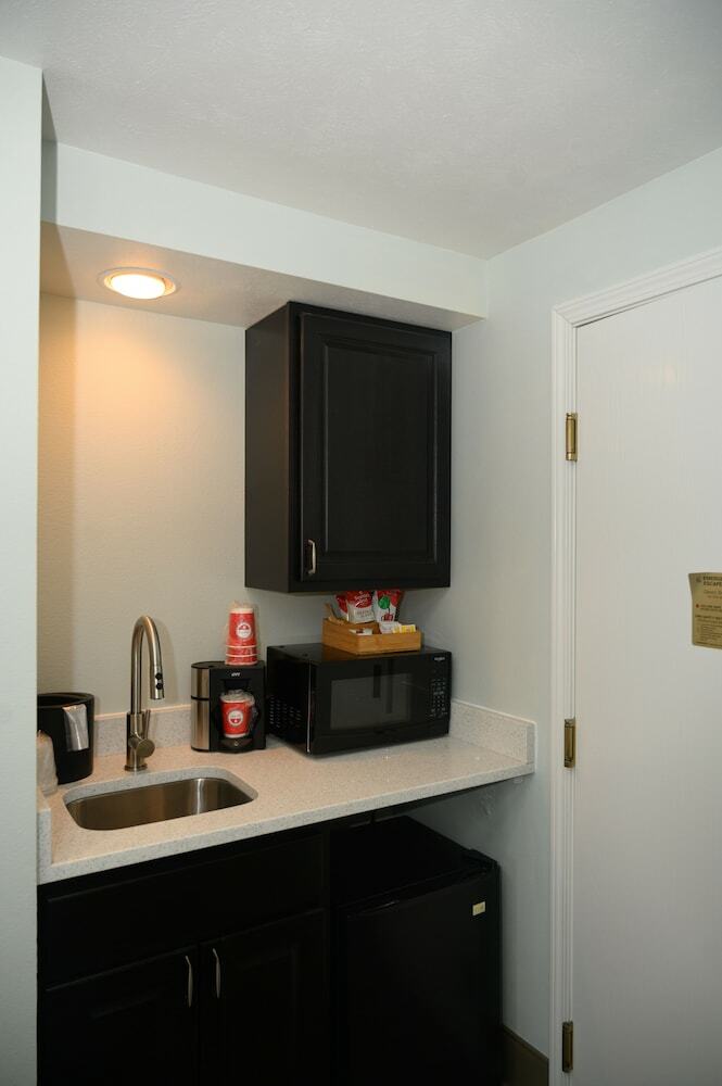 Hotel Cherry Tree Inn & Suites