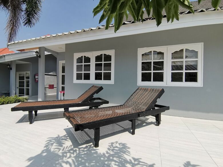 Hotel 1715 House & Caff Resort Phuket