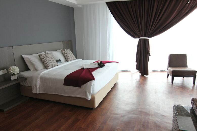 Nexus Regency Suites & Hotel