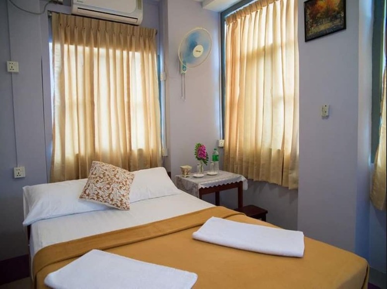 Hotel The Sat Hostel Yangon