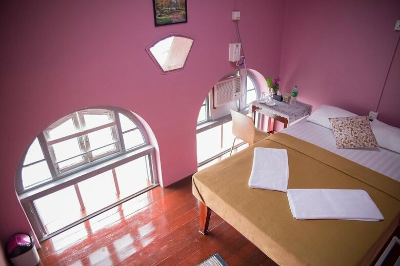 Hotel The Sat Hostel Yangon