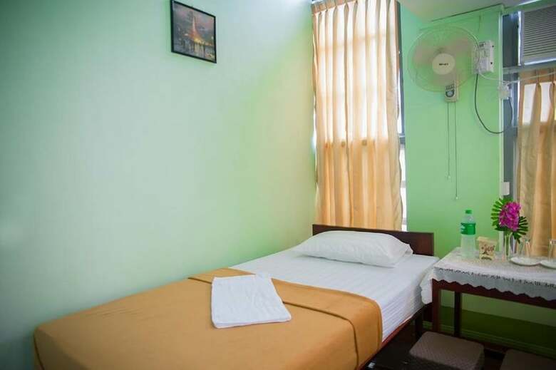Hotel The Sat Hostel Yangon