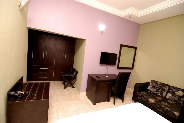 Pine Crest Exclusive Hotel & Suite