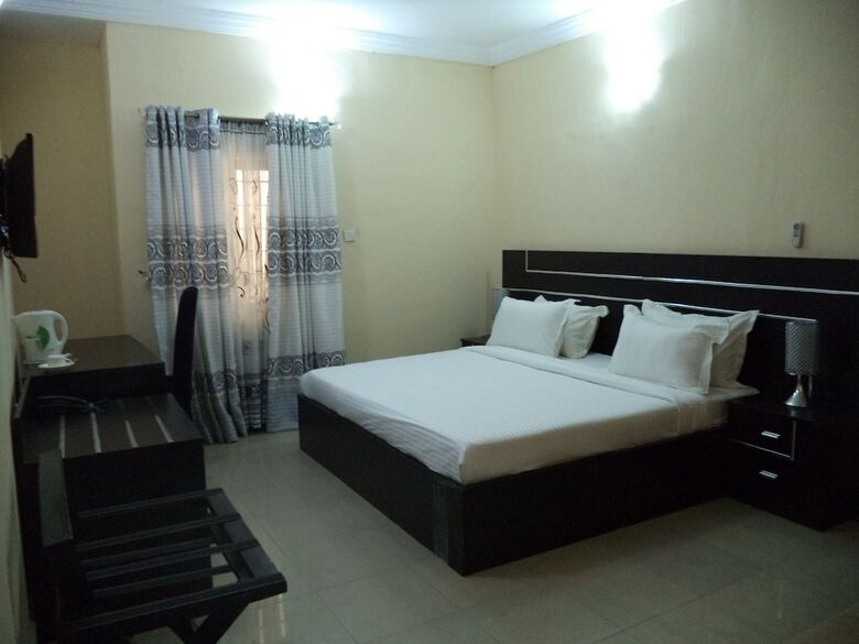 Pine Crest Exclusive Hotel & Suite