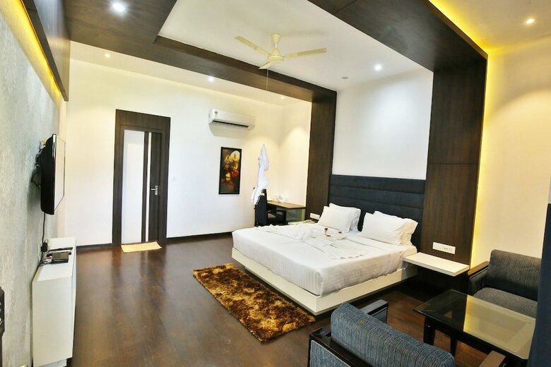 Jhansi Hotel