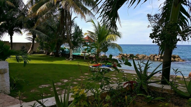 Apartamentos Ocho Rios Beach Resort At Chrisann