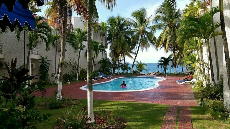 Apartamentos Ocho Rios Beach Resort At Chrisann
