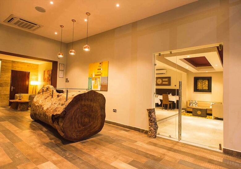Earl Heights Suites Hotel