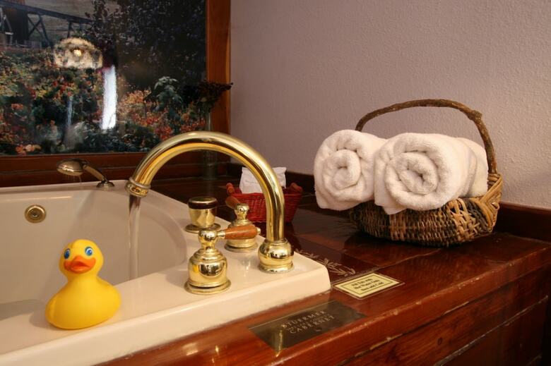 Featherbed Railroad Bed And Breakfast Resort