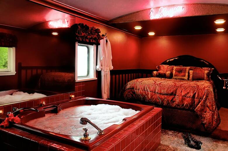 Featherbed Railroad Bed And Breakfast Resort