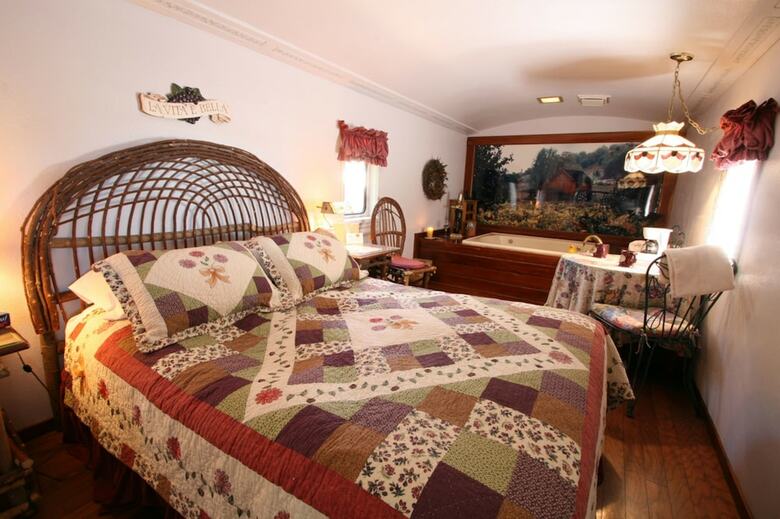 Featherbed Railroad Bed And Breakfast Resort