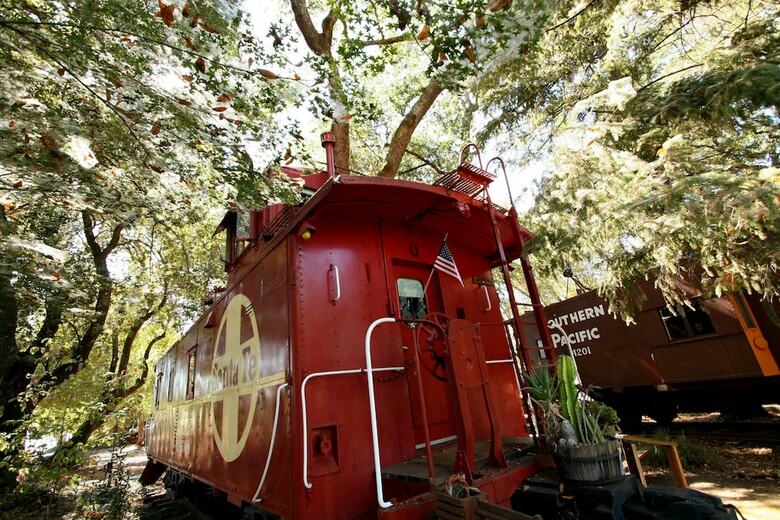 Featherbed Railroad Bed And Breakfast Resort